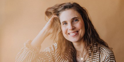 Johanna Alvin_puff Magdalena Mecweld poserar i yogakläder på en vit yogamatta