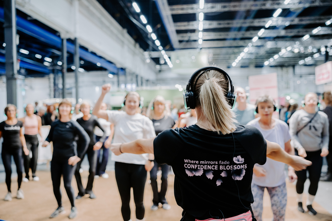 En instruktör för Flow & Glow samt dansare