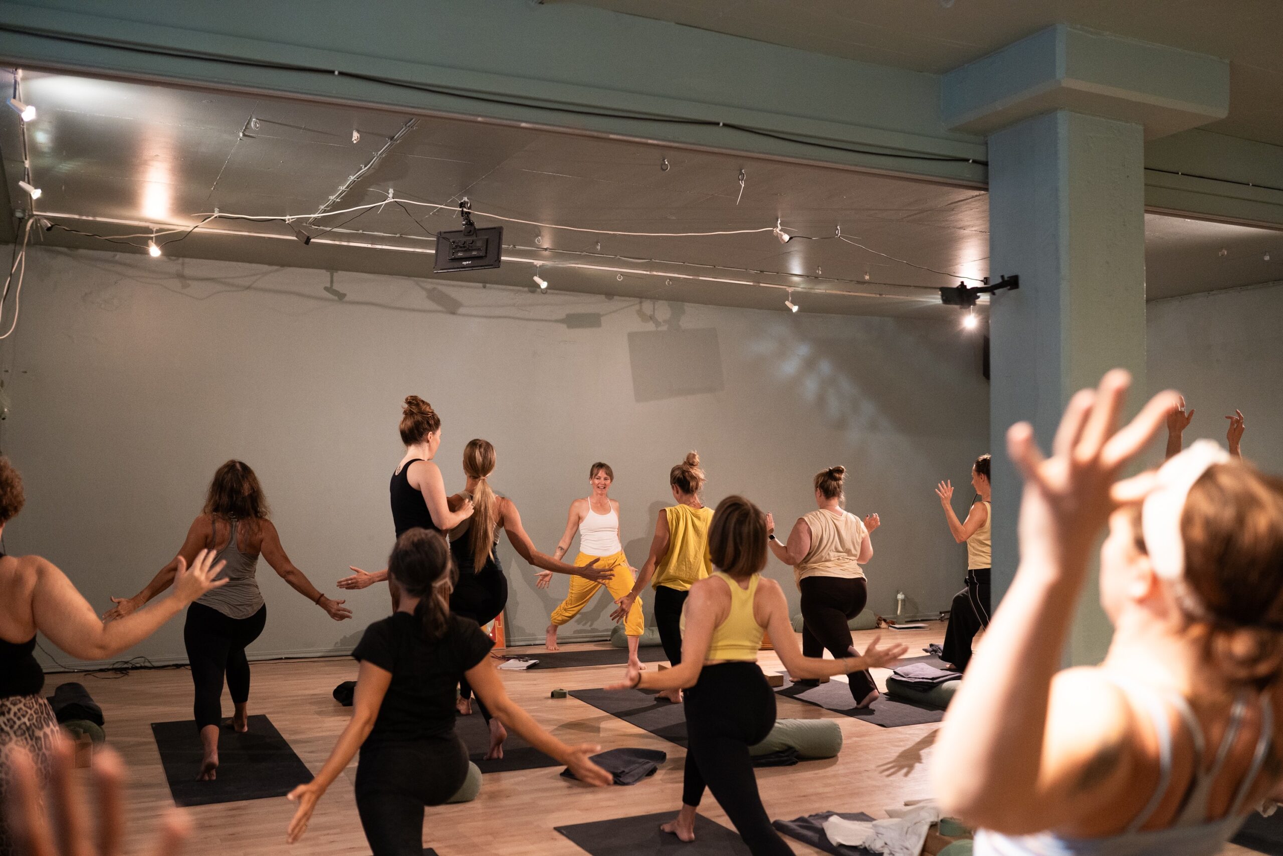 Personer i yogastudio