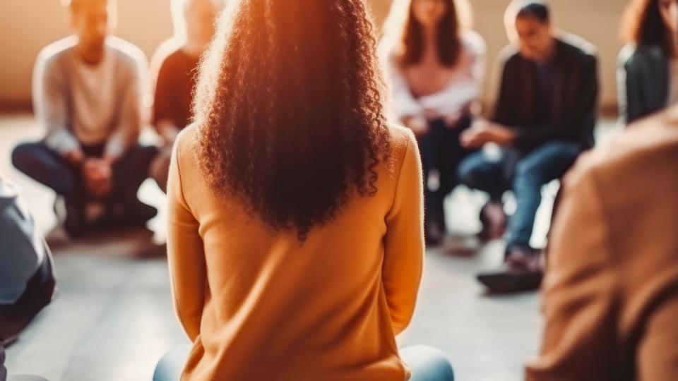 Program Följ med på en resa in i närvaro tillsammans. I Relationell Mindfulness får du möjligheten att uppleva en djup kontakt och trygghet med dig själv och andra som du kanske inte upplevt tidigare.  Med några enkla principer guidas du till att komma hem till dina sinnen, till kroppen, att vila på djupet och möta andra i närvaro. Praktiken bygger på forskningen kring spegelneuroner, polyvagalteorin och nervsystemsreglering.
